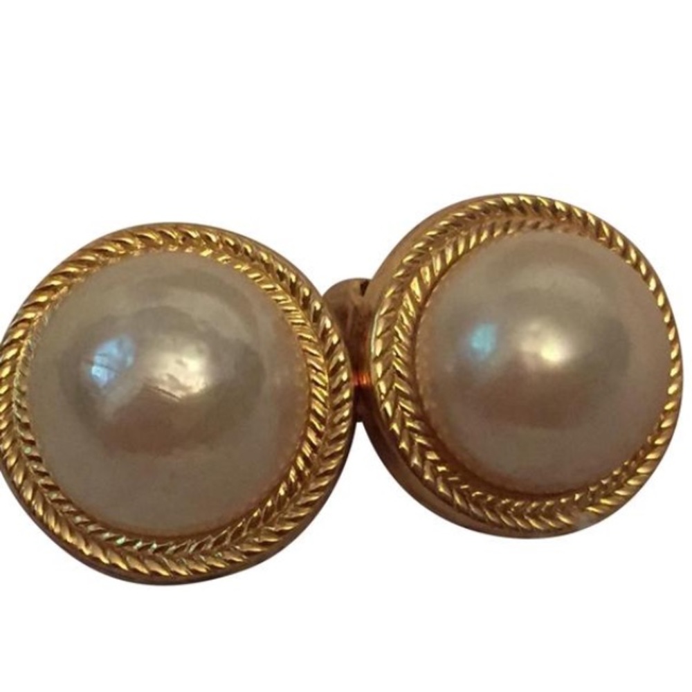 Christian Dior Vintage faux pearl clip-on Earring